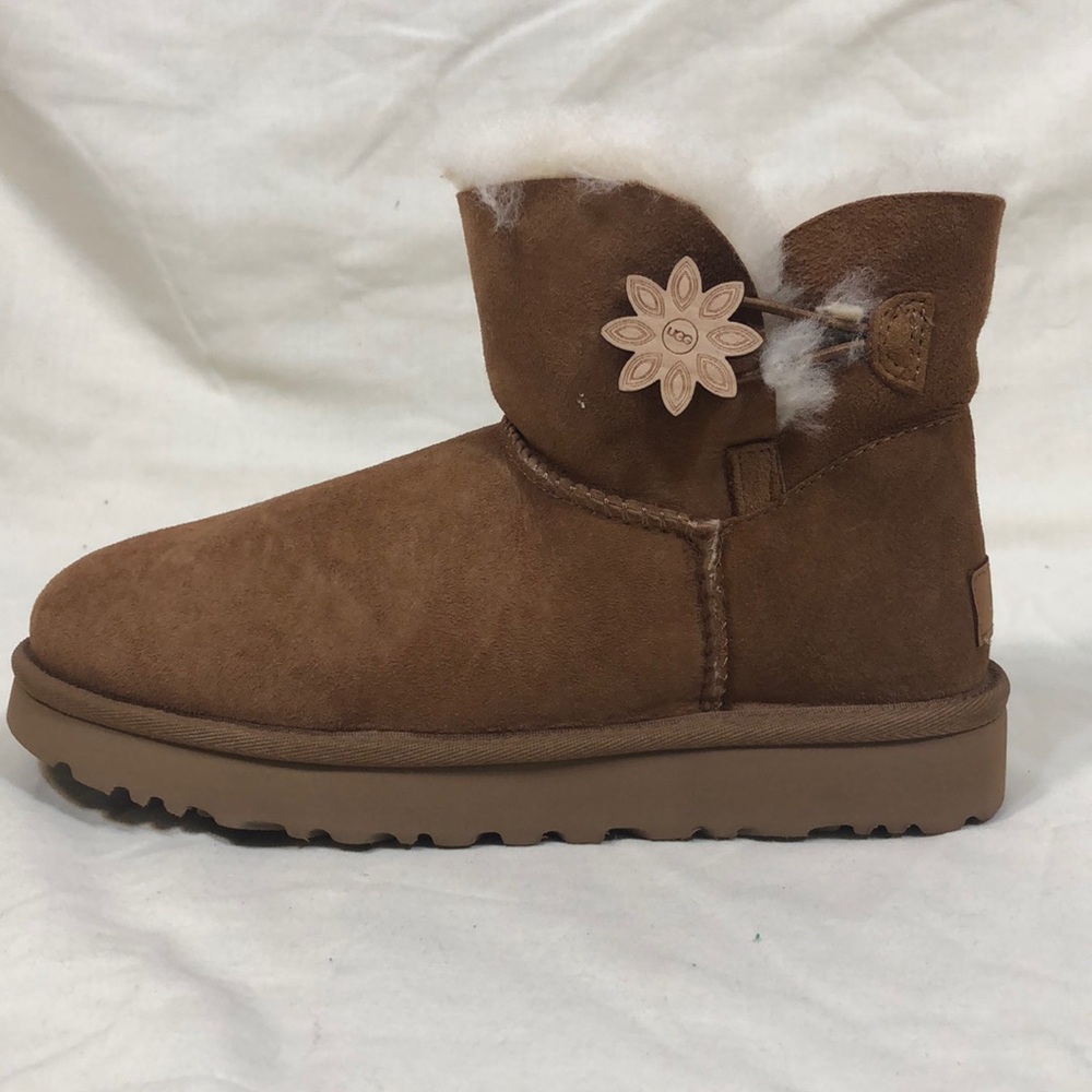 NIB UGG W Bailey Button II Flower Size: 6 & 7 - Picture 3 of 8